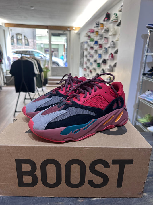 Yeezy Boost 700 Hi-Res Red (Eu: 44 2/3)