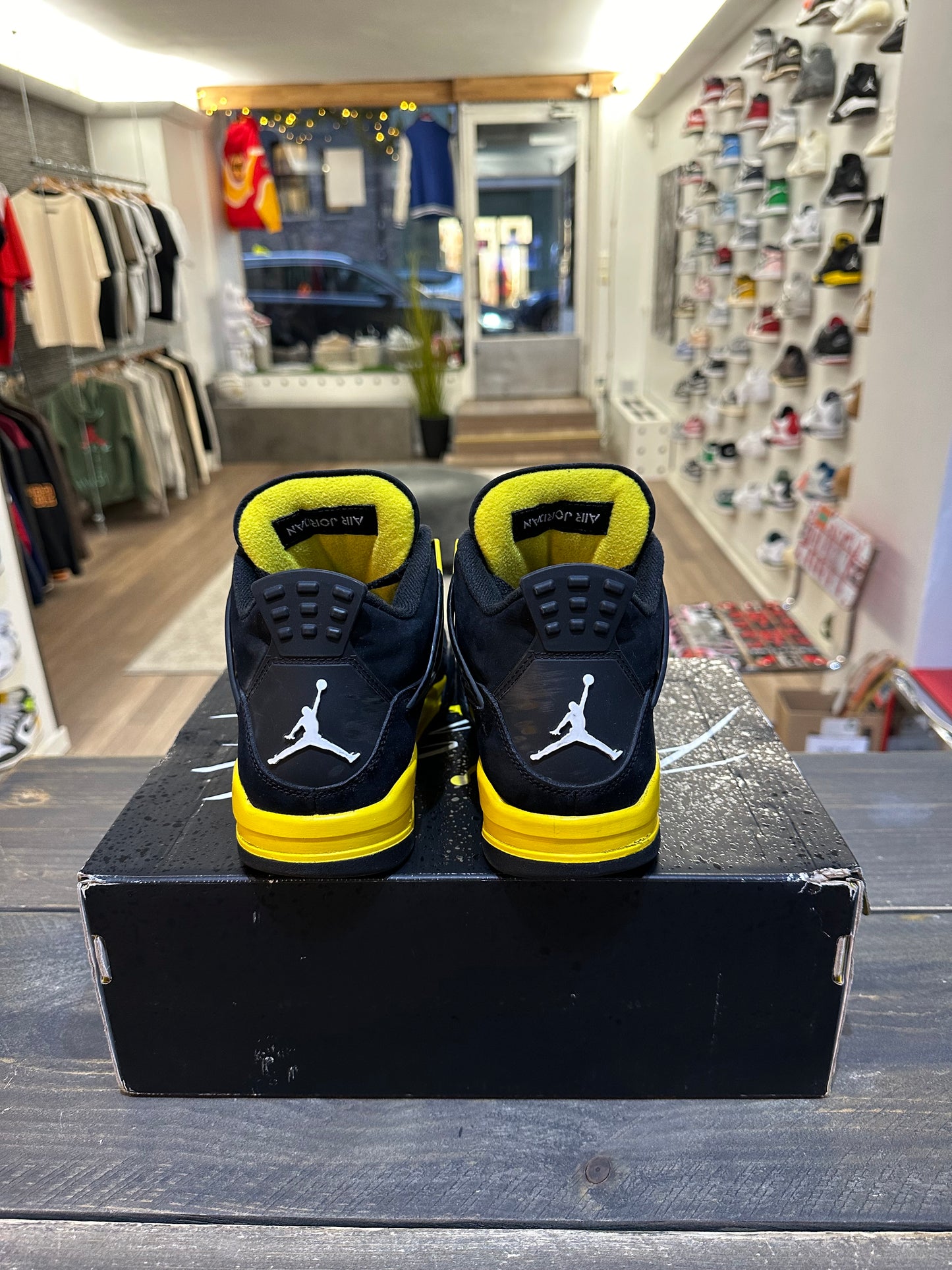 Jordan 4 Retro Thunder (2023) (Eu: 40,5)