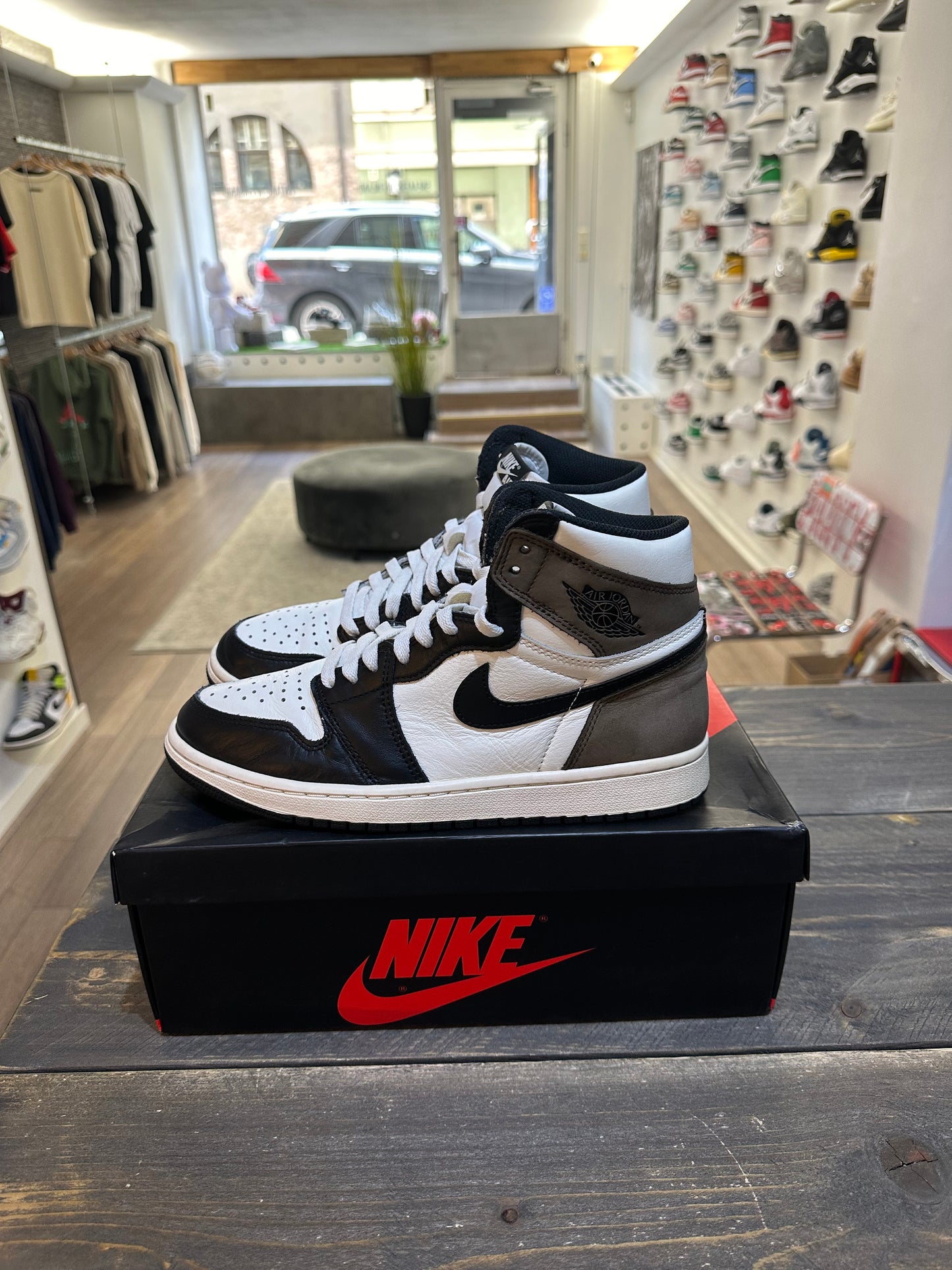 Jordan 1 Retro High Dark Mocha (Eu: 42)